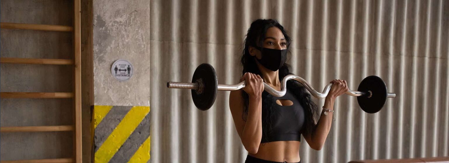 Photo d’une personne s’entraînant dans une salle de sport en période de Covid