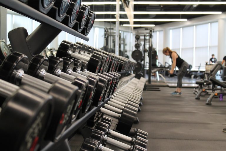 Salle de sport à Lyon : plateau de musculation et rangées d'haltères