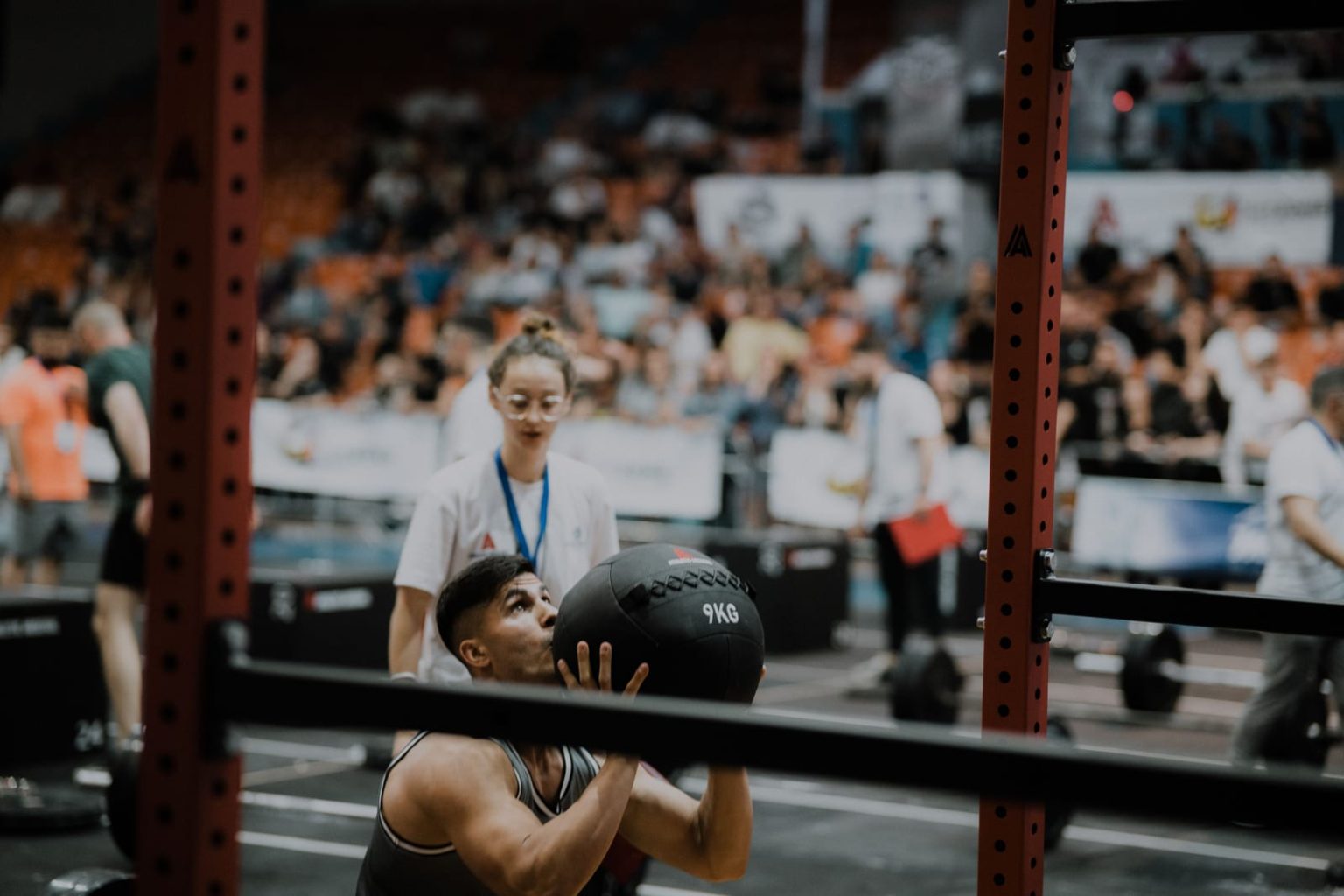 Athlète lançant une wall ball en compétition Hyrox, à préparer dans les meilleures salles de Paris