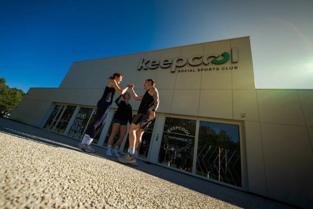 Adhérents devant la façade d'un club Keepcool Social Sports Club