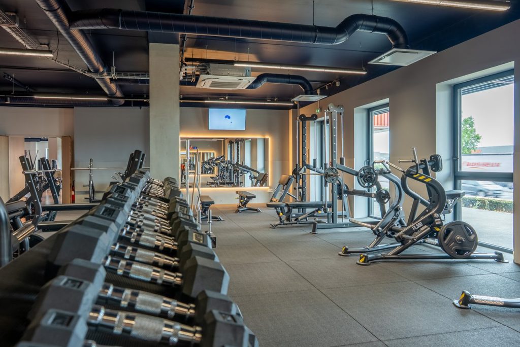 Plateau de musculation d'une salle de sport L'Orange Bleue