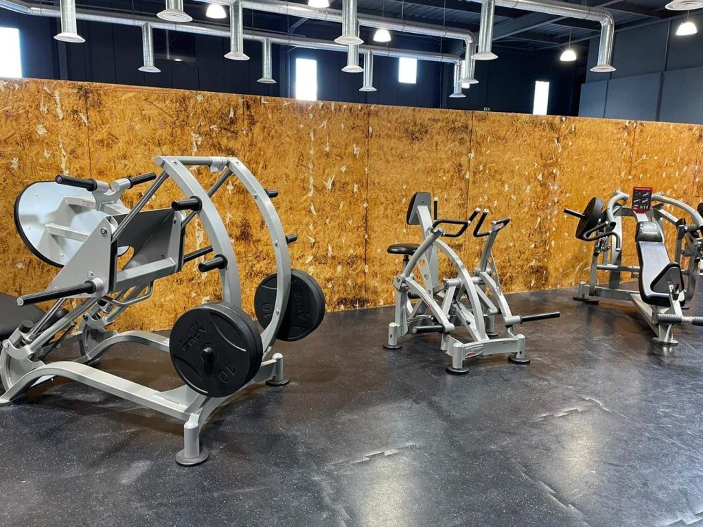 Machines à charges guidées dans une salle de sport Vita Liberté