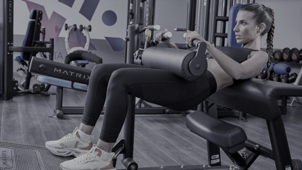 Adhérente à l'entraînement sur une machine dans une salle Vita Liberté